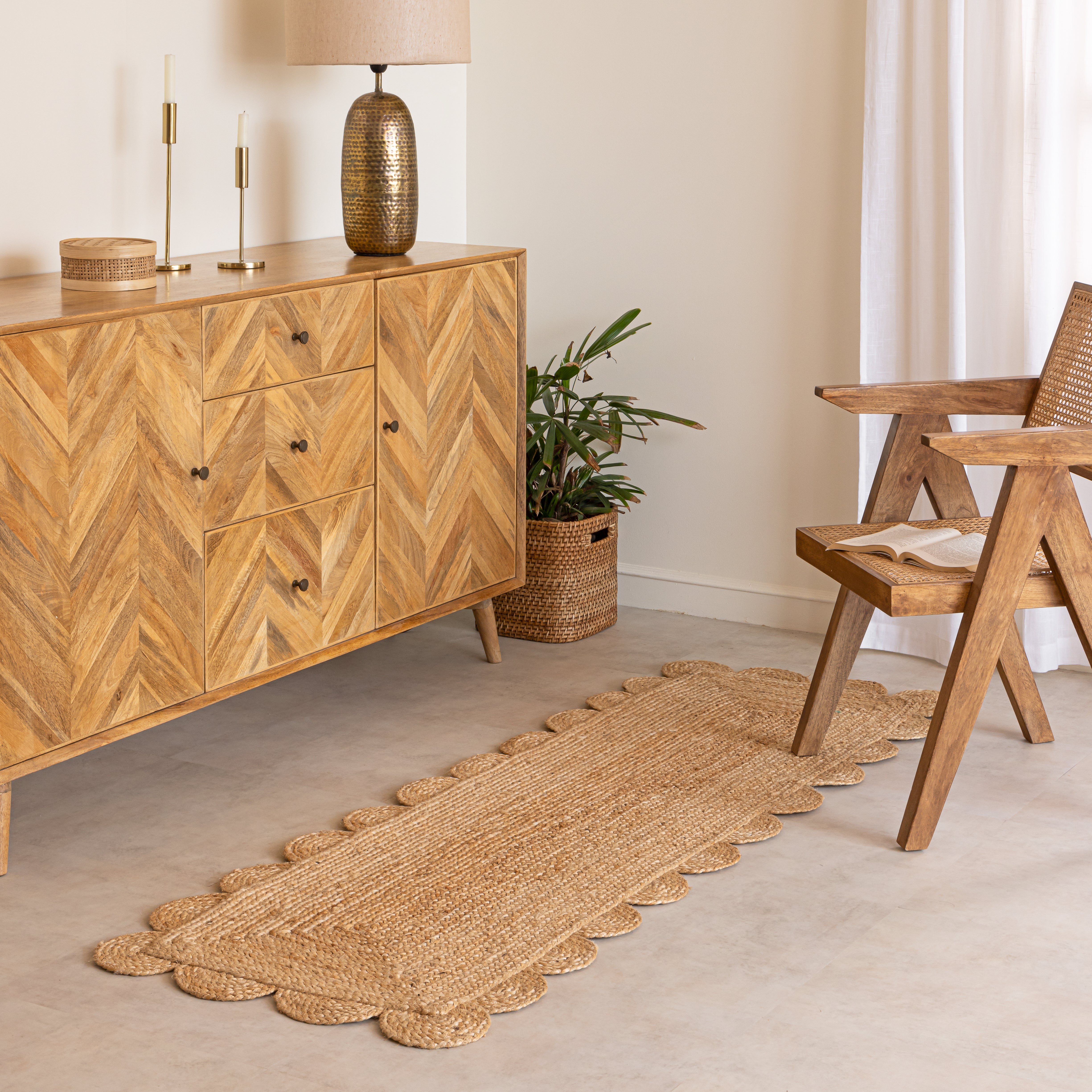 Hand-Braided Hemp Rug with Scalloped Border - Rustic Bohemian Elegance