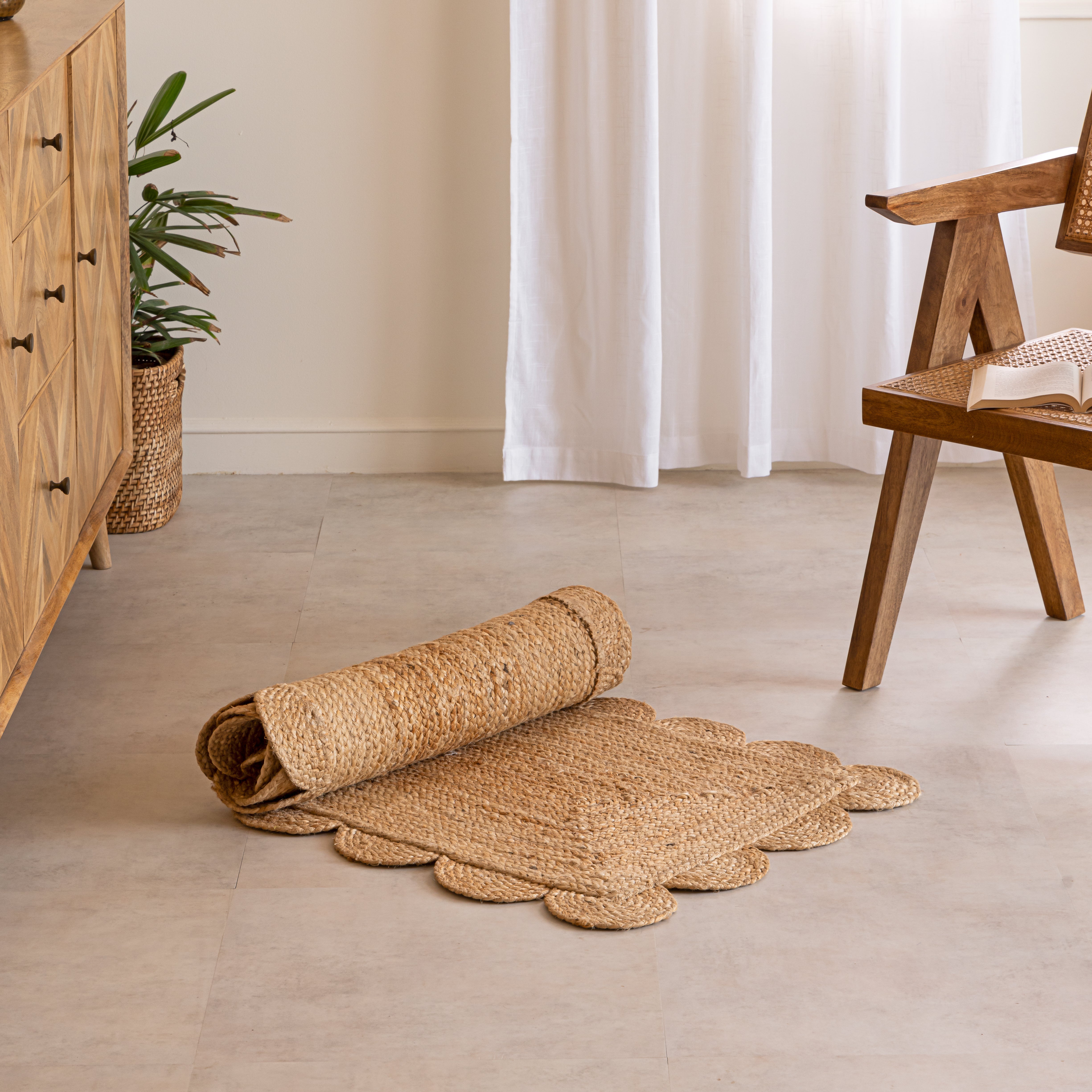 Hand-Braided Hemp Rug with Scalloped Border - Rustic Bohemian Elegance