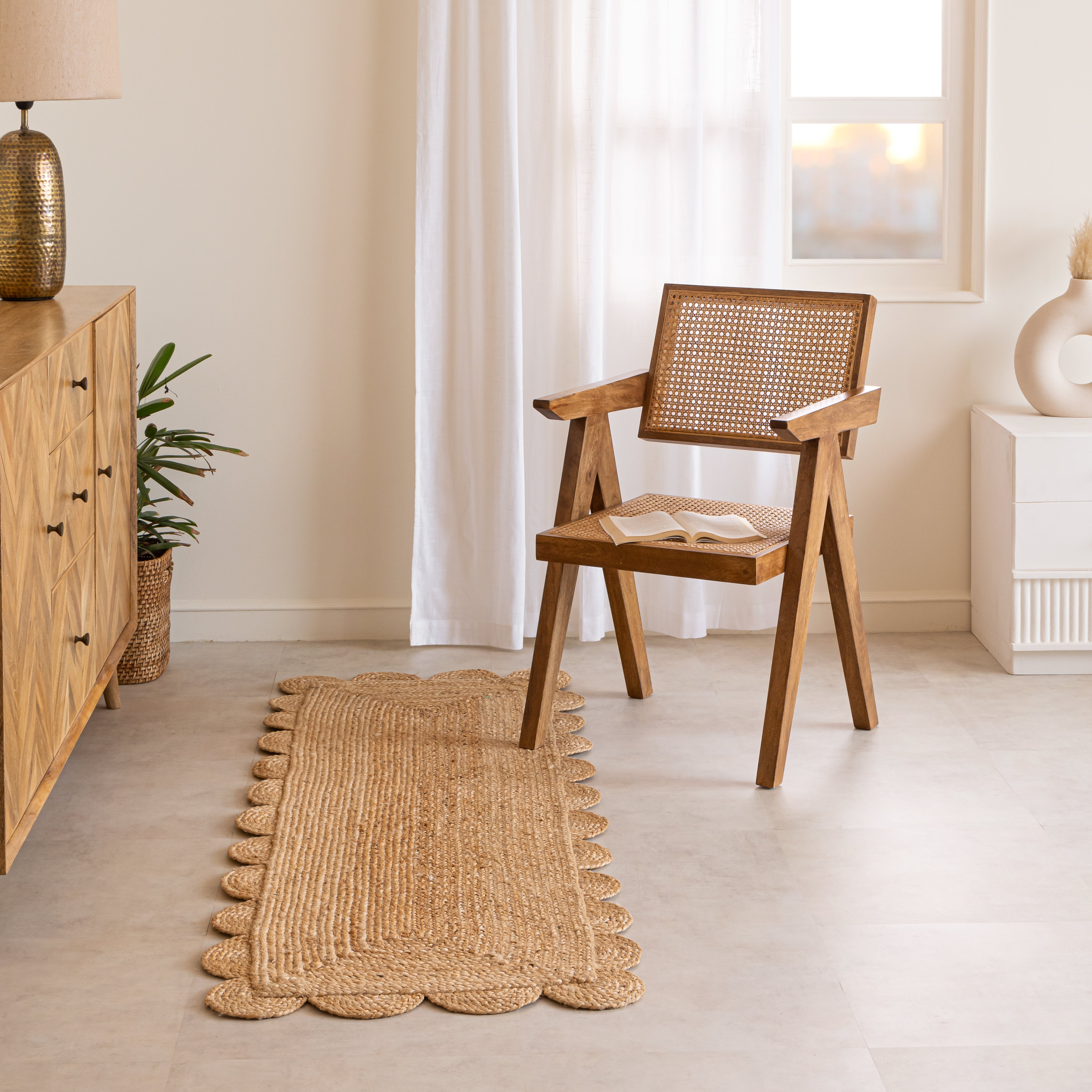 Hand-Braided Hemp Rug with Scalloped Border - Rustic Bohemian Elegance