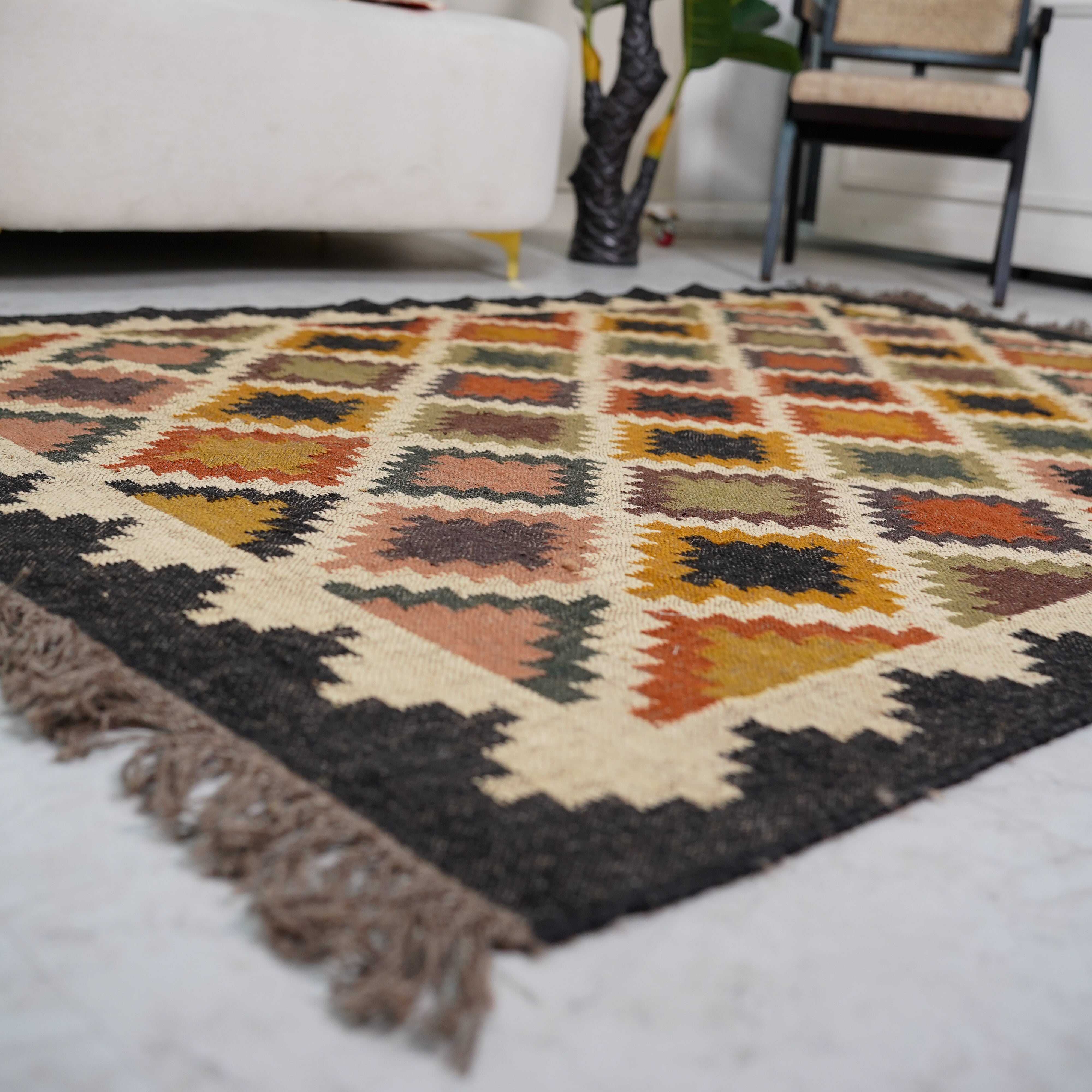 Classic Geometric Kilim-Inspired Wool-Jute Rug – Earthy Tones with Handcrafted Artistry