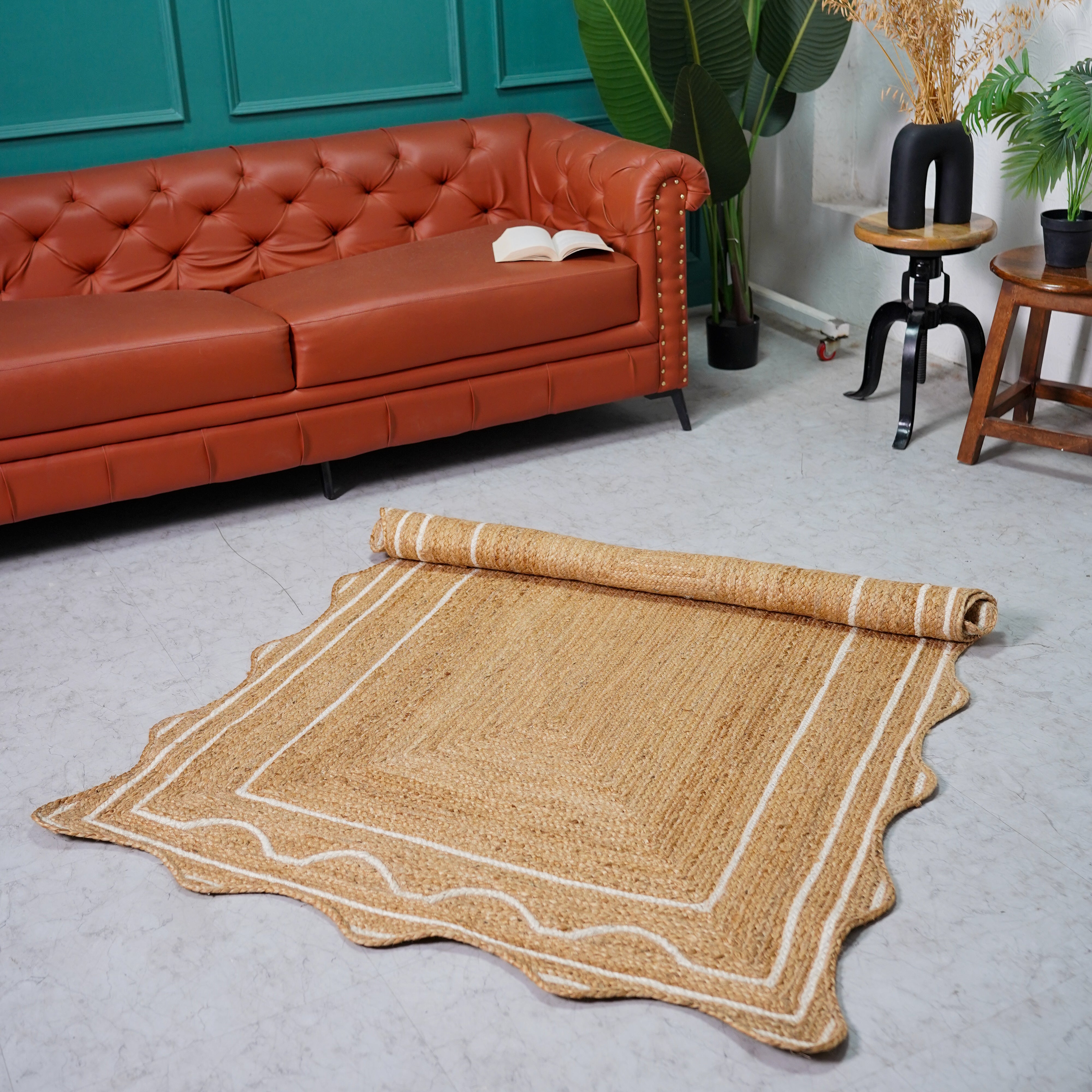 Handcrafted Scalloped Hemp Area Rug with Elegant Wavy Borders – Natural Beige & White Accents